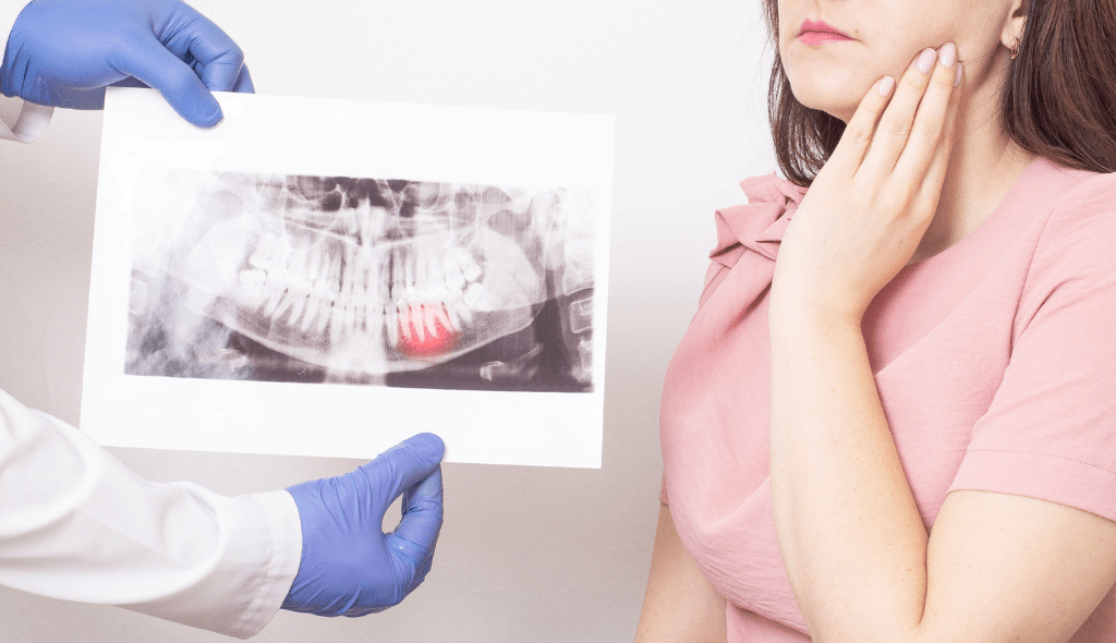 lekarz pokazujący zdjęcie rentgenowskie zębów pacjentowi