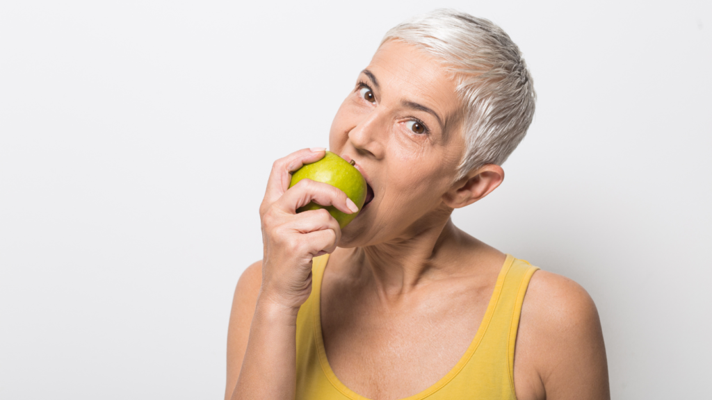 kobieta jedząca jabłko